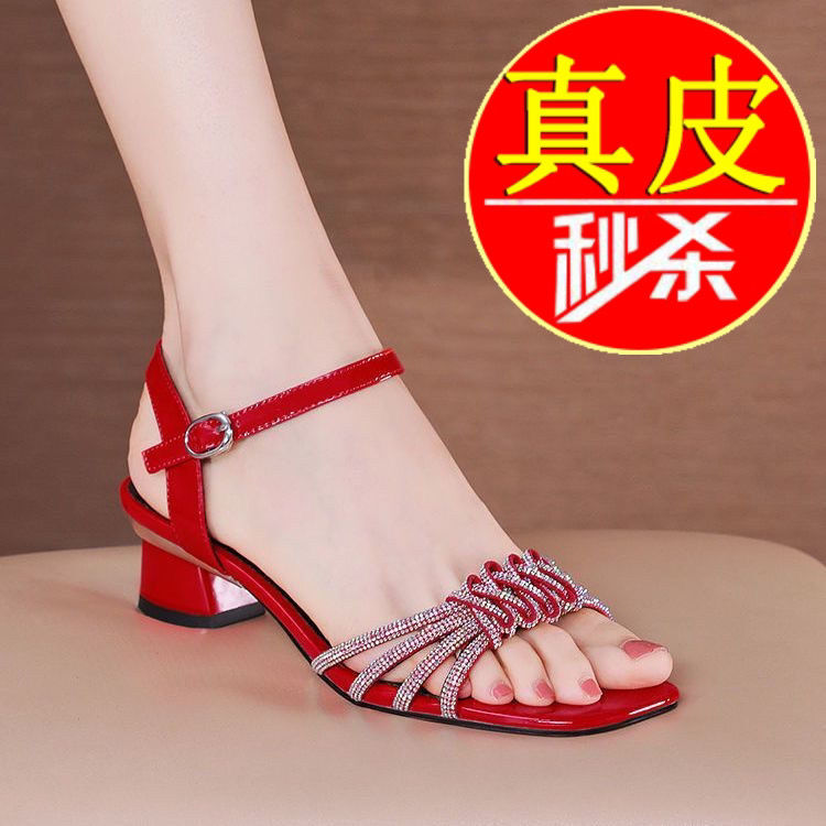 真皮粗跟凉鞋女夏季大东新款一字扣露趾中跟时尚水钻性感时装凉鞋