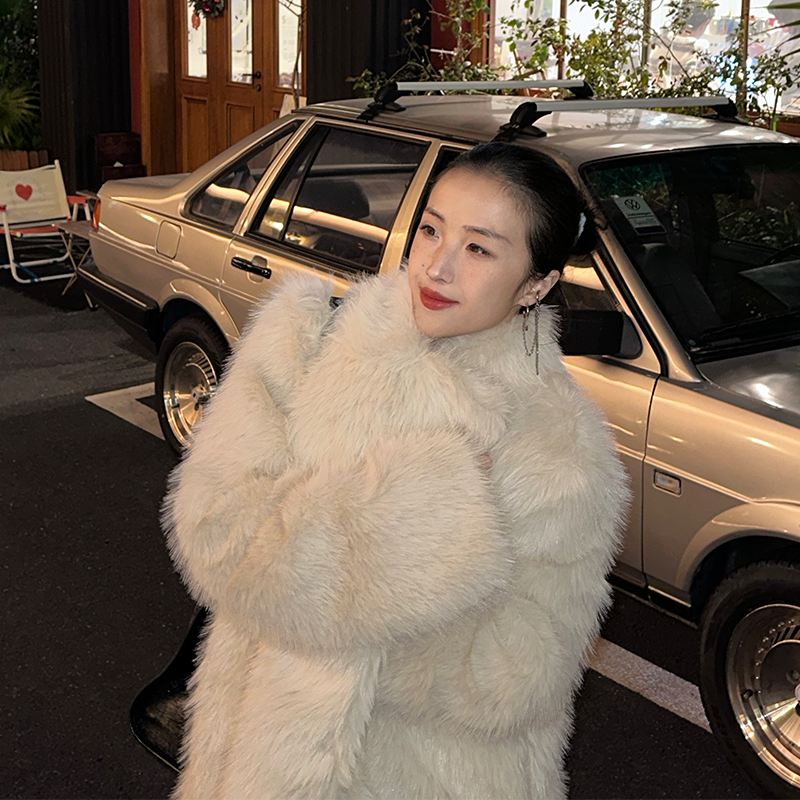 Aesta环保皮草柔软蓬松仿狐狸毛日常百搭保暖辣妹毛毛外套