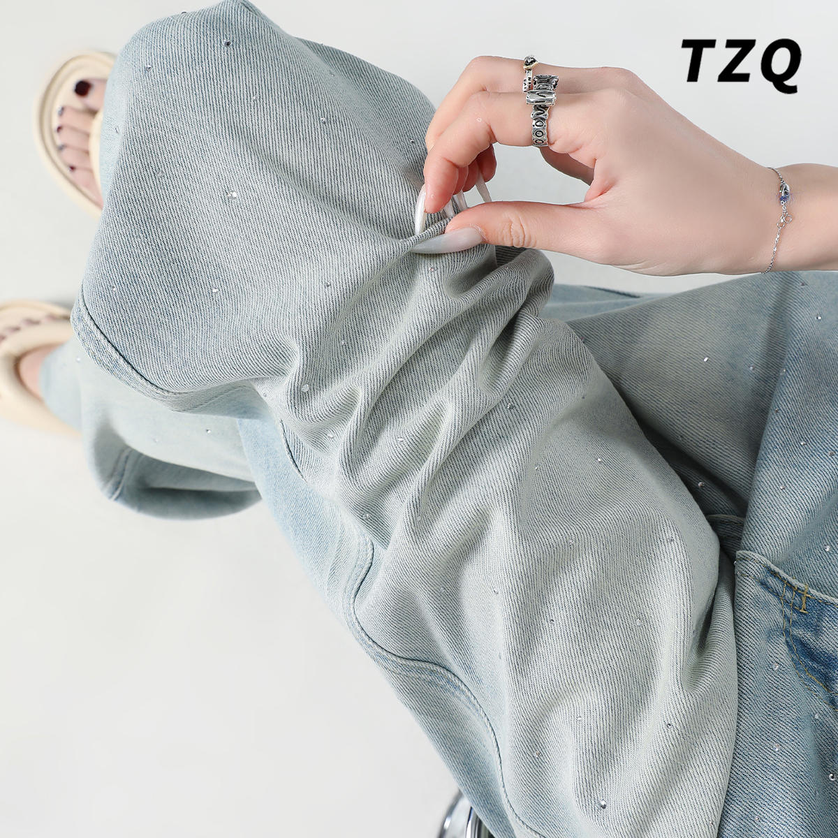 浅色烫钻窄版直筒牛仔裤女秋季