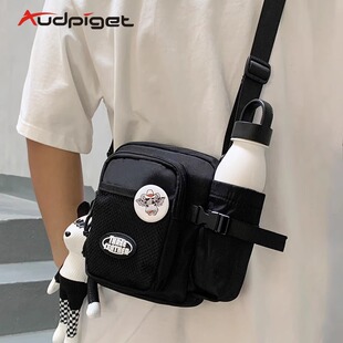 儿童单肩包男孩外出帅气小背包中大童出游水杯水壶包小学生斜挎包