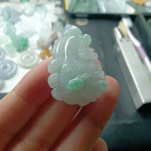 缅甸天然翡翠A货。手工精雕飘阳绿白菜吊坠尺寸36.2/24.3/11.2mm