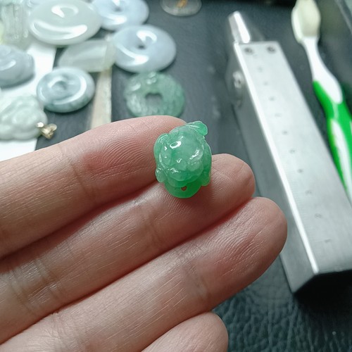 缅甸天然翡翠A货随形手工精雕阳绿小金蟾