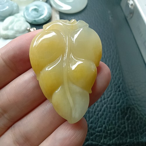 缅甸天然翡翠A货满色黄翡叶子吊坠手工精雕