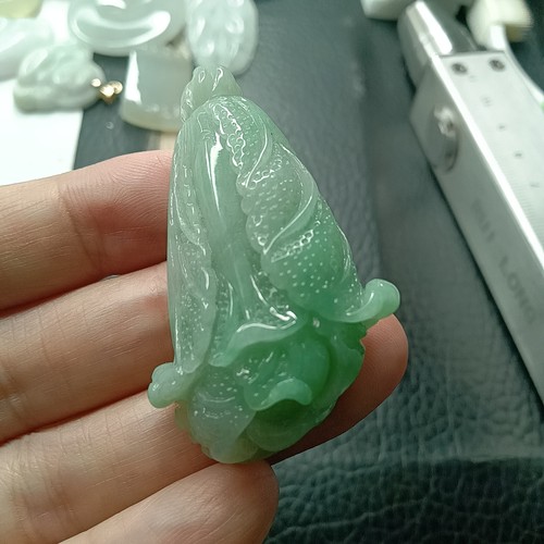 缅甸天然翡翠A货飘绿白菜吊坠