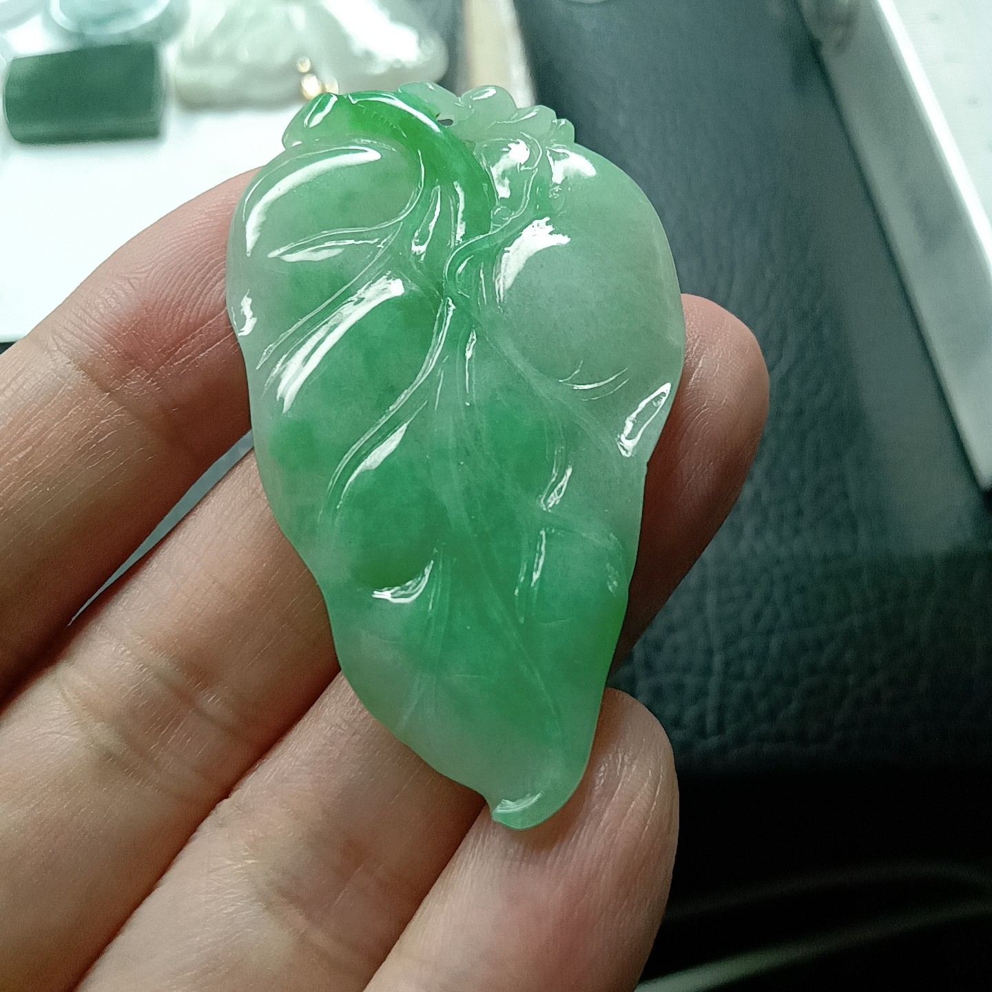 缅甸天然翡翠A货阳绿随型手工精修大叶子吊坠