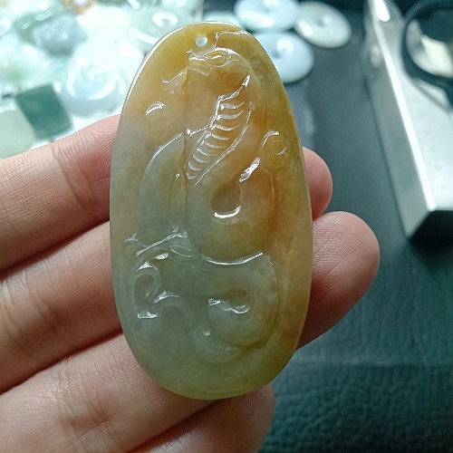 缅甸天然翡翠A货冰黄翡生肖蛇吊坠