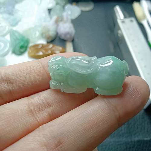 缅甸天然翡翠A货，手工精雕飘绿小兔子吊坠尺寸32.3/15.9/13.3mm