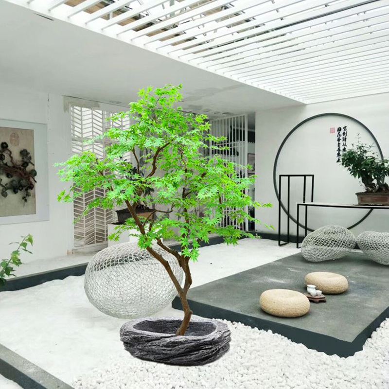 メープルのモミジとモミジの日本庭園の枯山水をシミュレーションして景観のにせの木のショーウインドーを作って室内の装飾を飾っています。