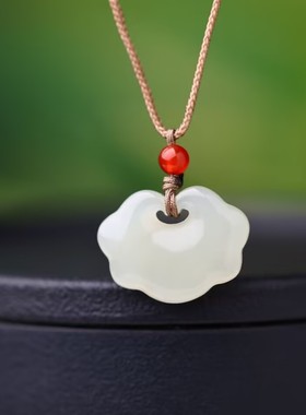 简约白色和田玉云朵如意锁吊坠