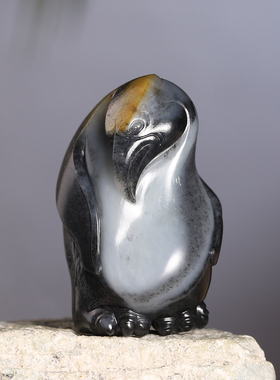 和田玉籽料青花白分明企鹅把件