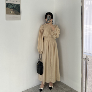 韩国法式优雅立领刺绣提花设计褶皱收腰显瘦灯笼袖长款连衣裙25春