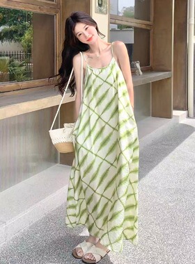 胖MM薄荷绿曼波扎染设计感大码长款清新西瓜吊带连衣裙女2026夏季
