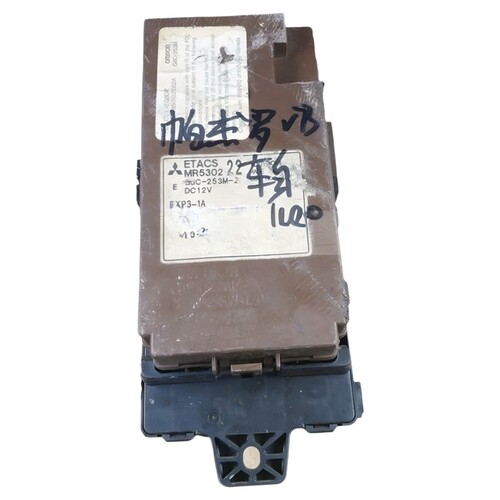 适用三菱帕杰罗V73室内中控防盗控制电脑板保险盒 ETACS MR530222