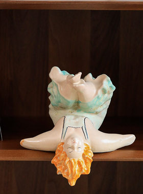 热销简约创意设计师款陶瓷摆件家居样板间软装倒立人物桌面雕塑装