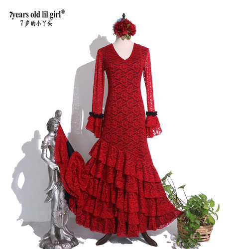 蕾丝连衣舞裙极具浪漫风情