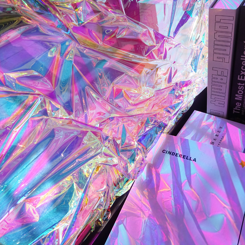 炫彩镭射贴纸七彩玻璃纸幻彩变色彩虹膜摄影婚礼商场装饰彩色贴膜