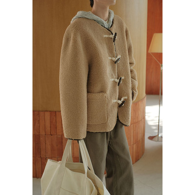 适中皮毛一体牛角扣外套