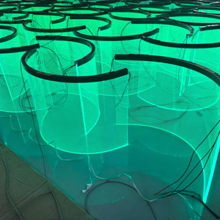 商业弧形装饰LED吊灯美陈亚克力导光板异形发光顶灯幻彩线条灯