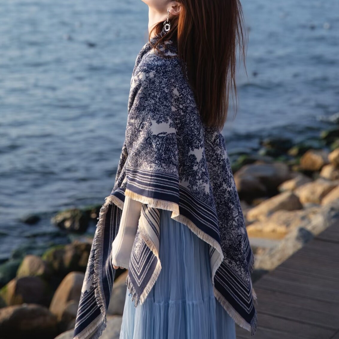 新款大方巾披肩女外搭秋冬季仿羊绒围巾两用空调房加厚保暖毛毯