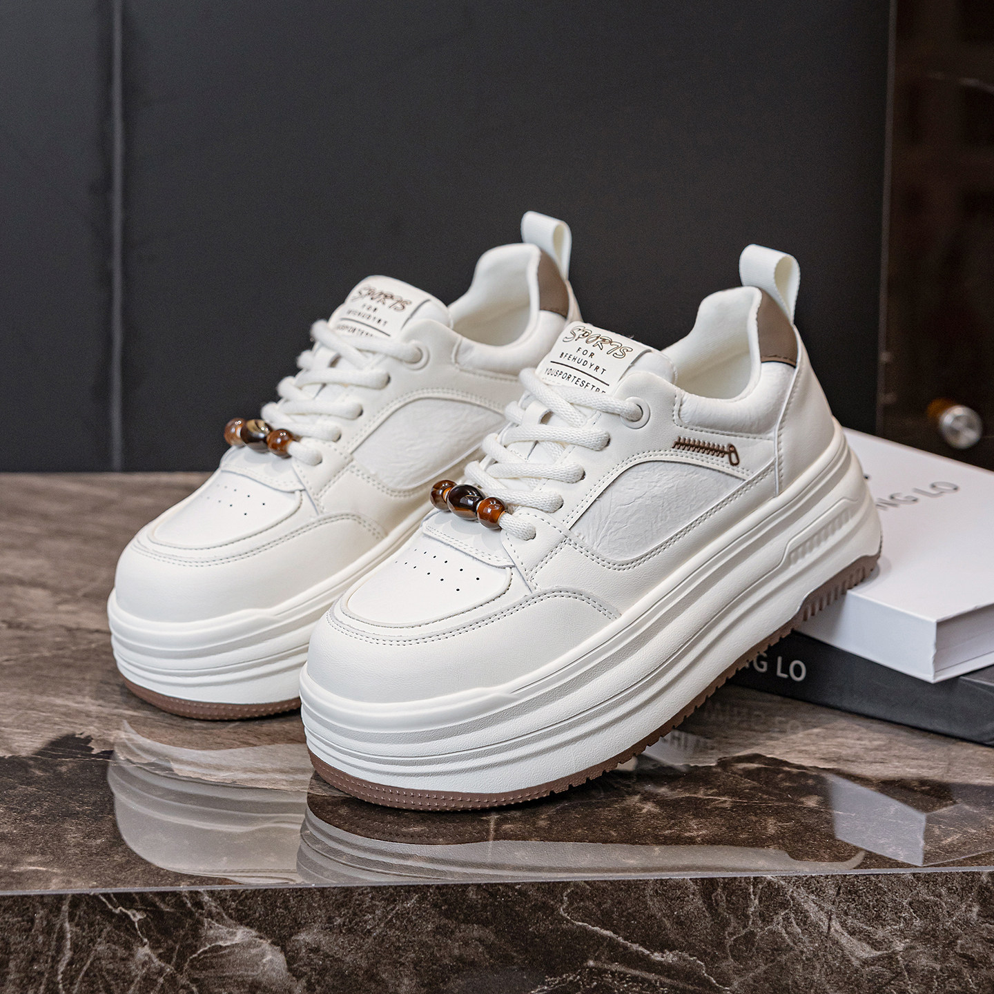 春款女鞋2026新款今年流行爆款43大码小白鞋41真皮百搭厚底板鞋潮