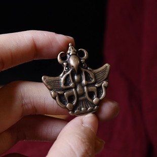 天铁托甲牛角苯教穹隆银城金翅大鹏鸟老铜雕随身挂件侧挂吊坠