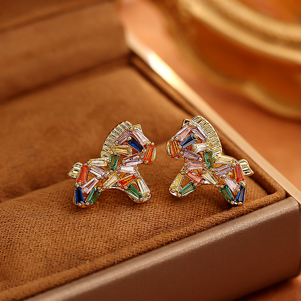彩色水晶锆石小马耳钉轻奢高级感时尚精致百搭耳环秋冬新品耳饰女