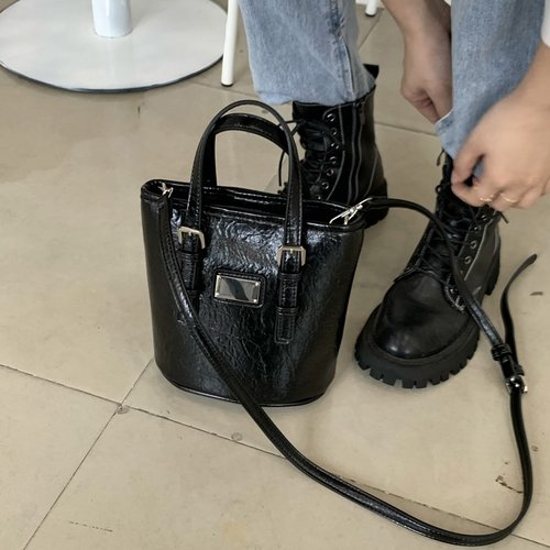 早秋时尚潮流铁牌水桶包手提斜挎