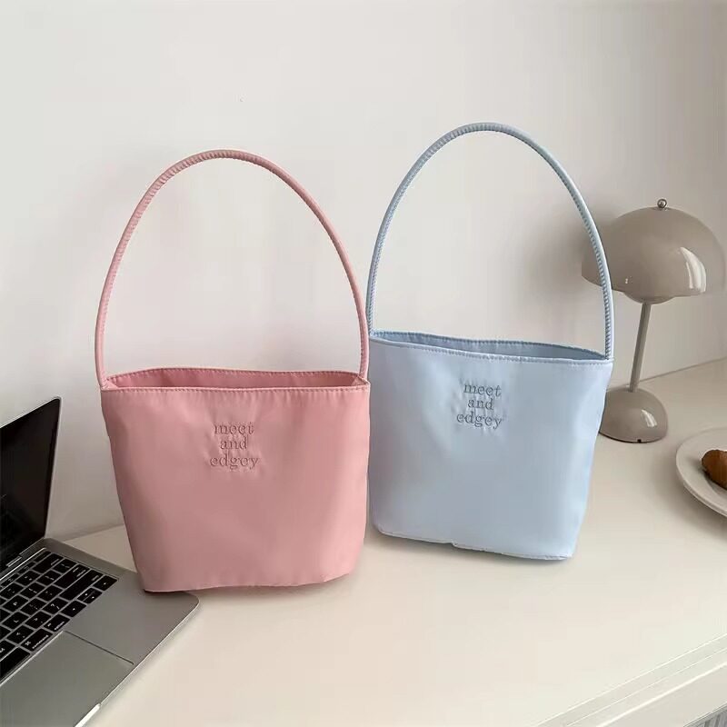 韩国小众多巴胺时尚刺绣防水尼龙百搭休闲腋下单肩水桶包伴手礼袋