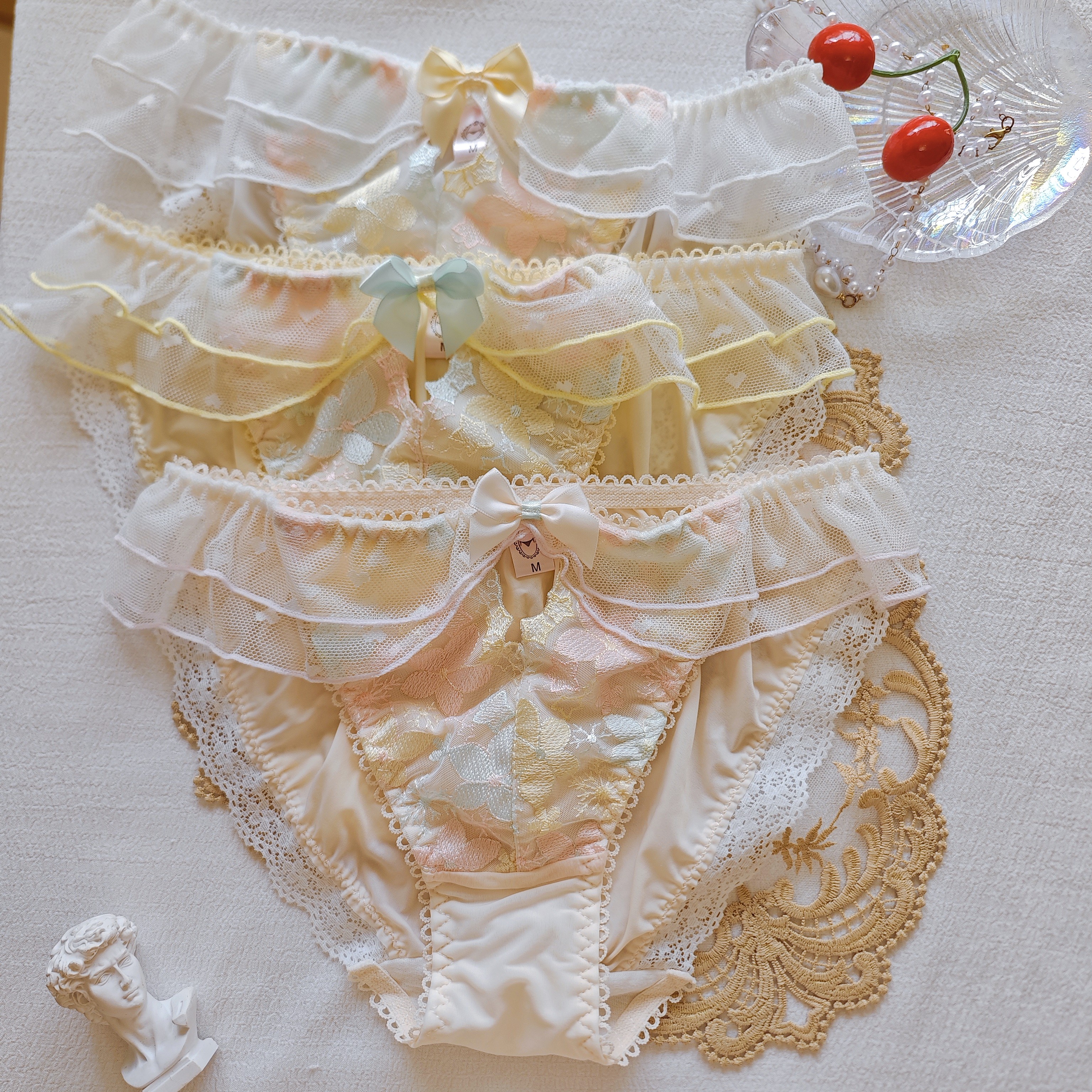 日系冰丝小清新刺绣牛奶丝荷叶公主镂空中腰三角少女可爱女士内裤