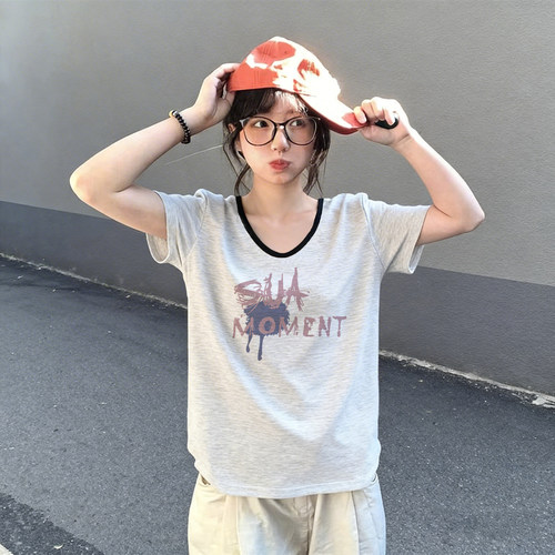 正肩t恤短袖女2026新款夏天大码宽松显瘦多巴胺穿搭v领短款小上衣