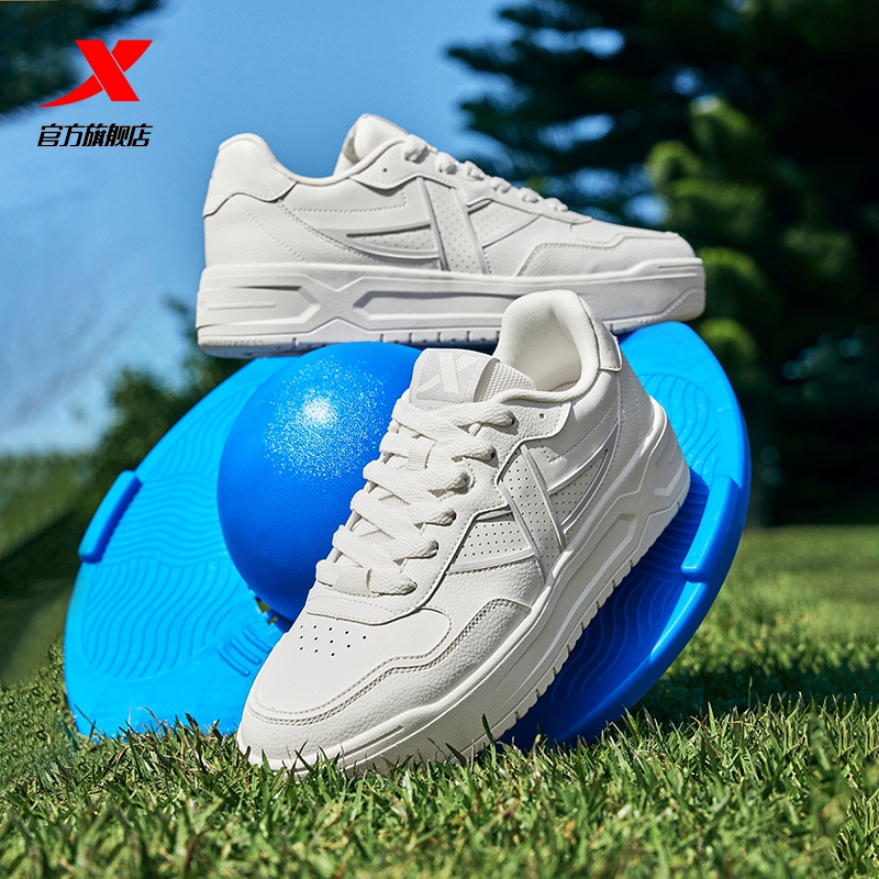 特步苜白透气增高板鞋