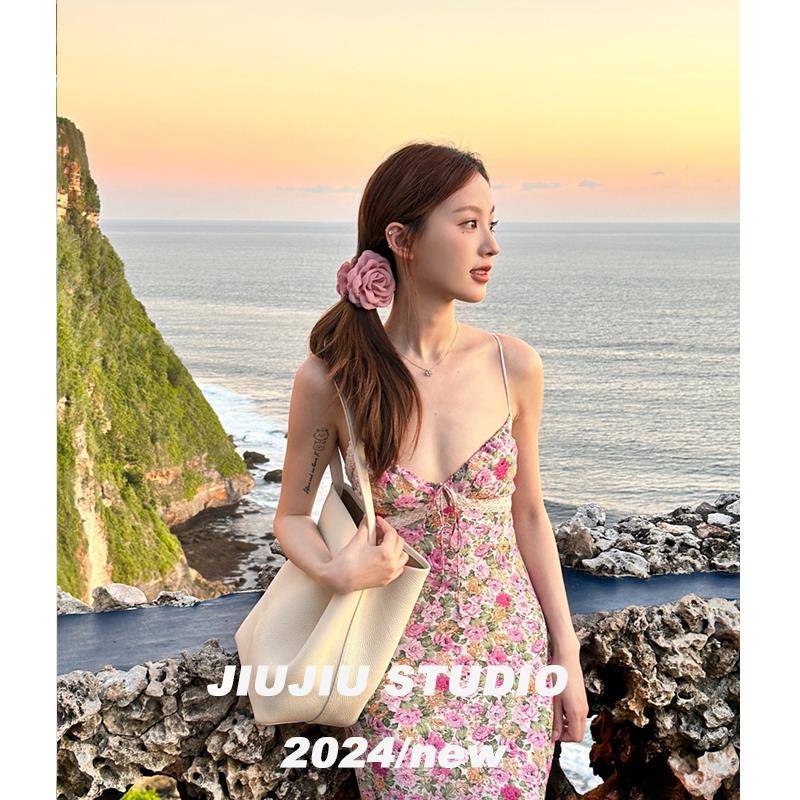 法式吊带碎花连衣裙女夏季气质v领显瘦包臀裙海边沙滩度假长裙子