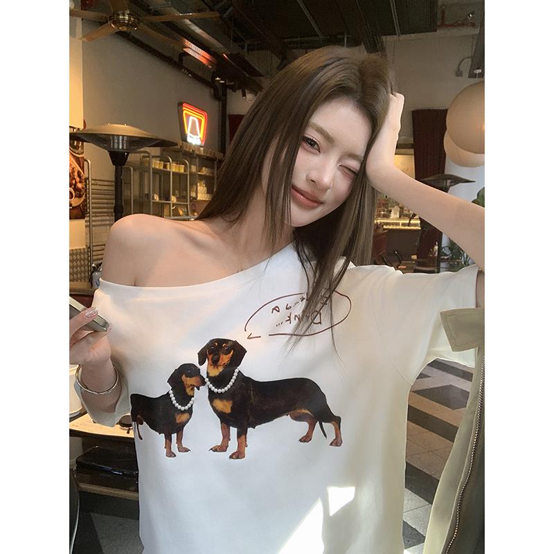 地球店jennie同款腊肠狗印花斜肩上衣女夏设计感露肩宽松短袖T恤