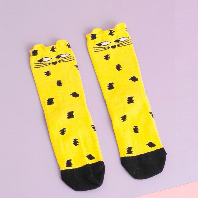 從一成不變的公式跳脫出來的 Lazy Oaf 來自倫敦 由一群熱愛繪畫和創作的女生組成，充滿青春少艾氣息，她們的靈感來自原汁原味的街頭生活，搶眼的用色和隨性、不修篇幅的圖案，自成一格。身處被急速綑綁的都市，真的很希望能在豐富大膽、邏輯的想像世界找回些平衡感。