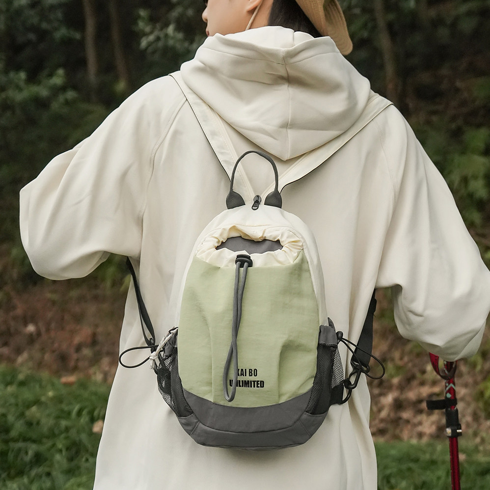 撞色小型迷你双肩包便携带水杯位斜挎胸包男女轻量户外运动小背包