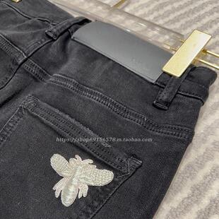 白色小蜜蜂黑色牛仔裤 穿过我家牛仔裤 不会再看别家一眼