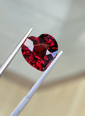 鸽血红色天然石榴石心形戒面 4.96ct 11x11mm裸石颜色浓郁艳丽，