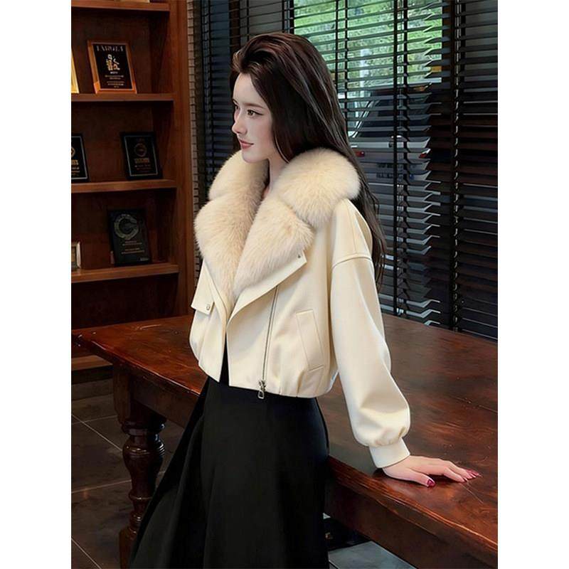今年流行爆款米白色短款外套2025秋冬新款毛毛巨好看小香风大衣女