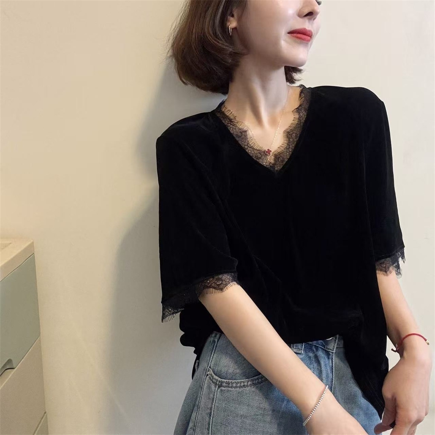 欧洲站2025夏季新款时尚百搭V领蕾丝拼接丝绒T恤女显瘦上衣30666