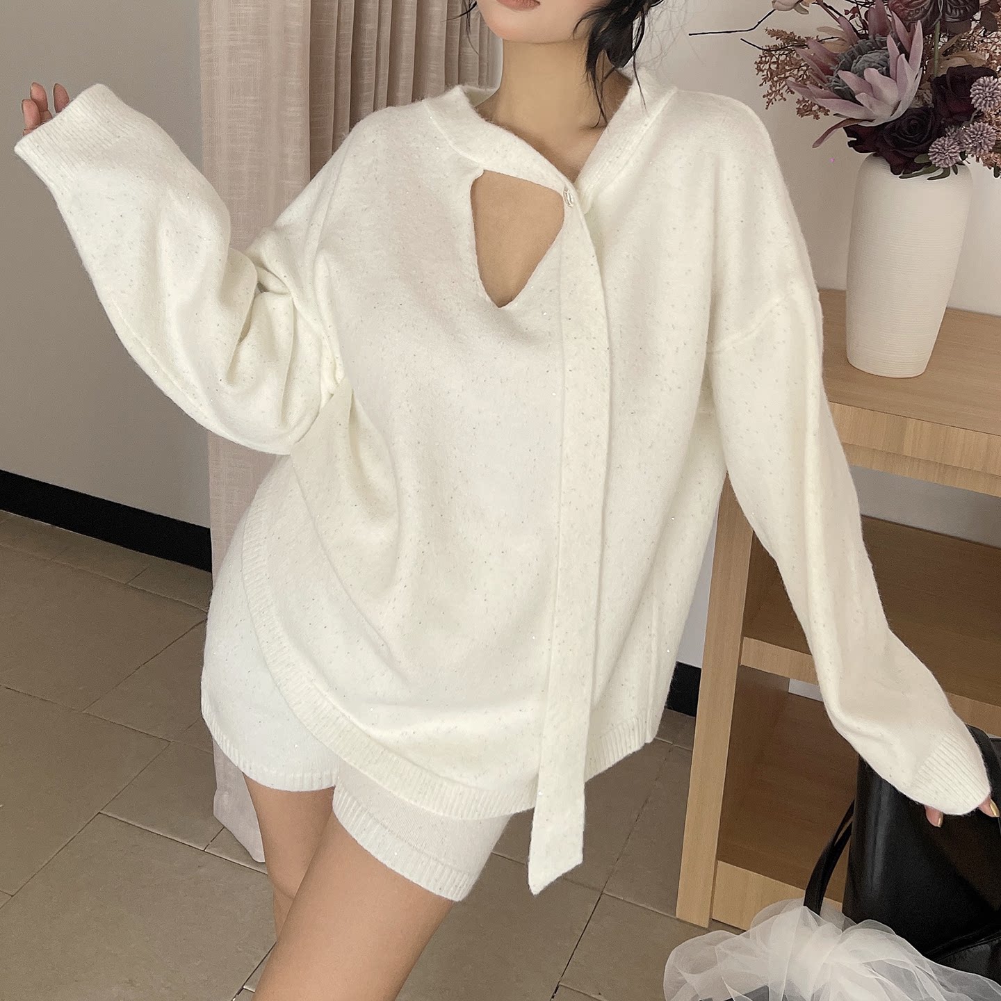 斜带亮片上衣配松紧腰短裤套装图片