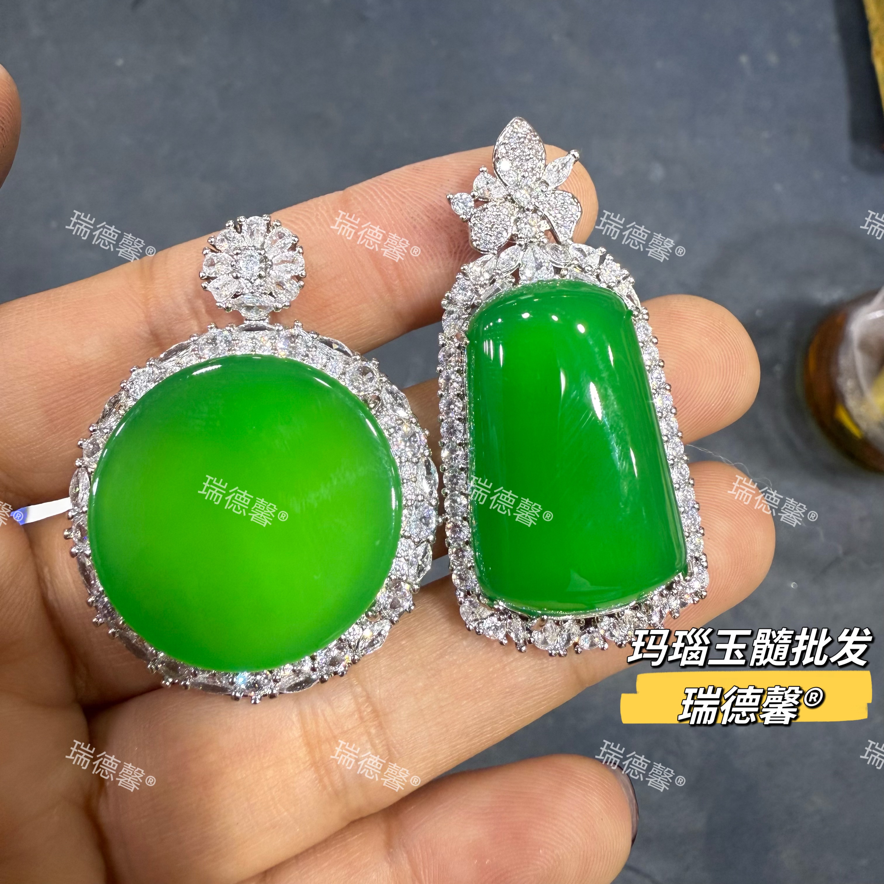 帝王绿玉髓无事牌吊坠玛瑙玉髓