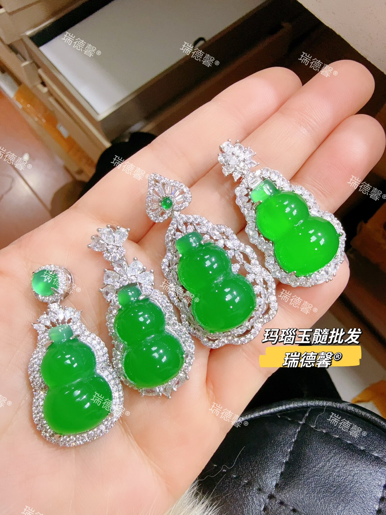 冰种阳绿玉髓葫芦吊坠女镶嵌帝王绿翡翠色玛瑙玉葫芦项链新中式