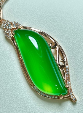 帝王绿玫瑰金镶嵌项链坠玛瑙玉石