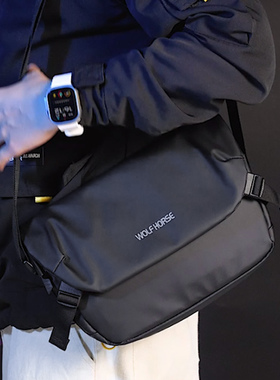 斜挎包男多功能潮胸包邮差通勤包磁吸扣背包男士运动单肩骑行跨包