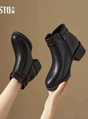 大东时装靴女鞋2025年冬季新款舒适粗跟中跟侧拉链圆头饰扣D0028
