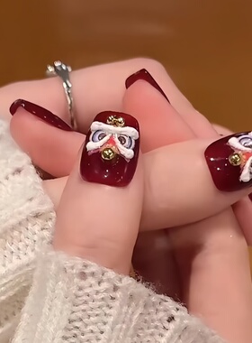 招财旺运红色国风醒狮美甲日常简约穿搭短款手工制作成品穿戴甲