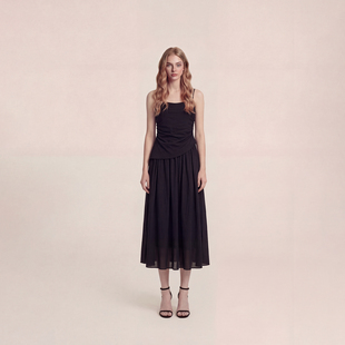 拉夏贝尔中长款收腰度假风温柔仙女裙法式极简风黑色吊带连衣裙女
