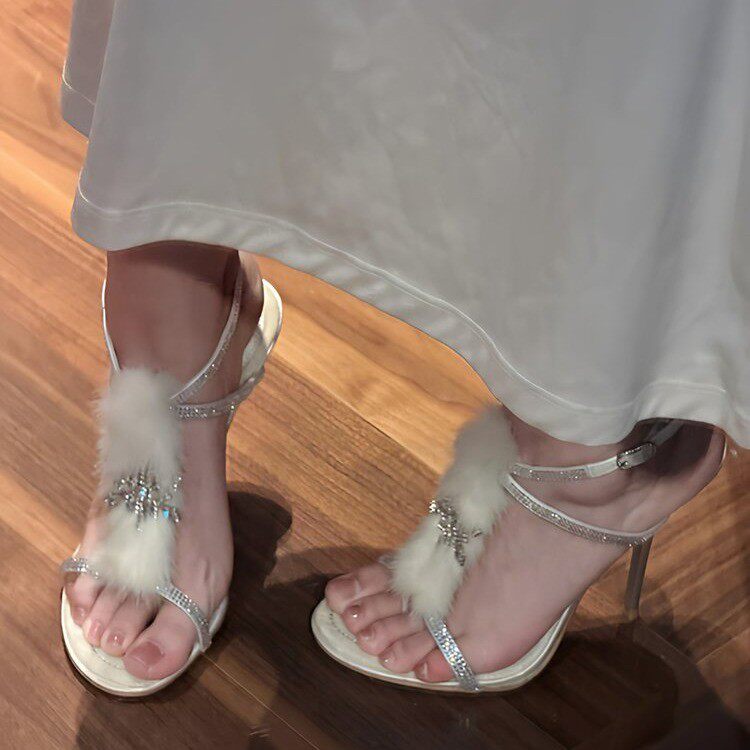 韩版水钻一字带凉鞋女低跟夹趾毛毛仙女风细跟高跟鞋白色