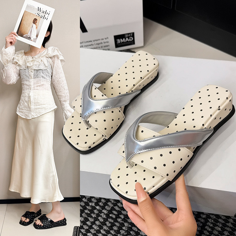 法式波点坡跟一字拖女2026夏季新款外穿夹趾凉拖鞋配裙子绝美银色