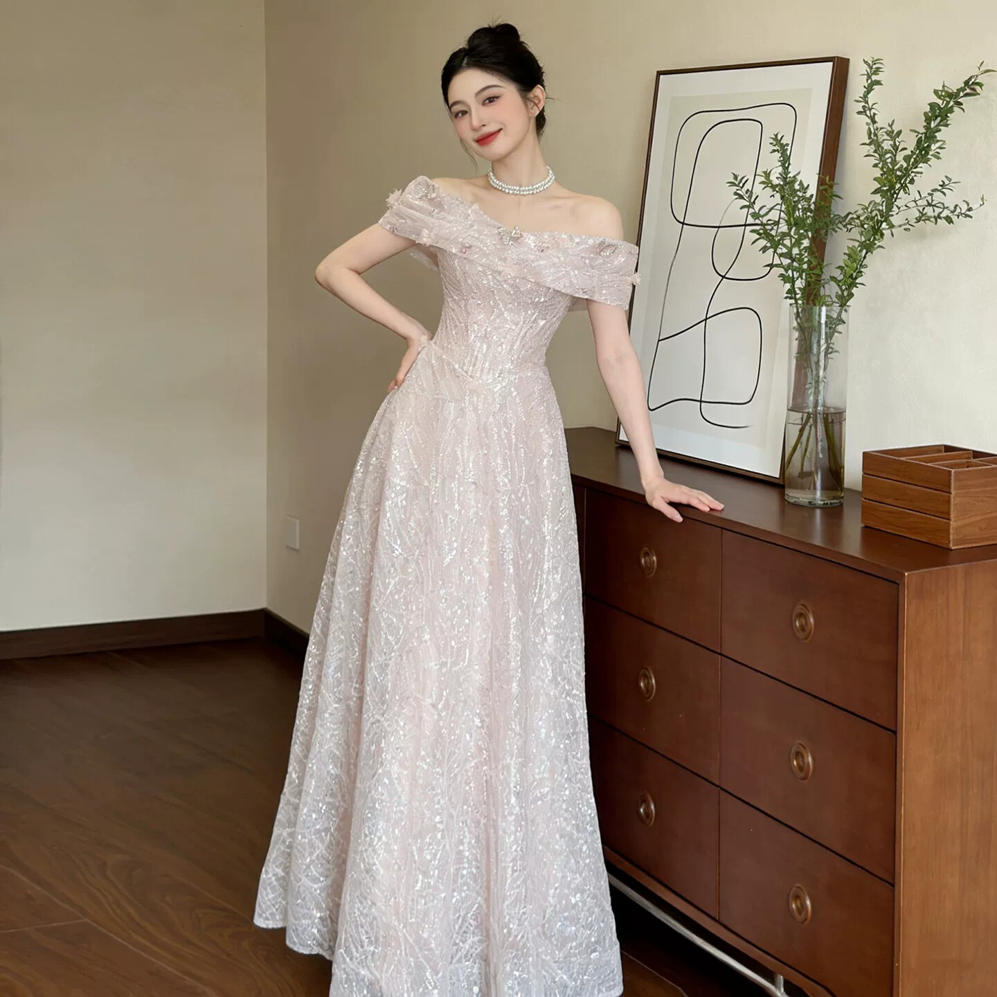出租高端抹胸晚礼服女2026新款气质敬酒服新娘订婚晨袍年会主持人图片